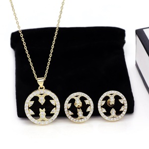 Vente en gros d'usine, <span class=keywords><strong>bijoux</strong></span> de mariage de luxe pour femmes, ensembles de colliers et de boucles d'oreilles, <span class=keywords><strong>acier</strong></span> <span class=keywords><strong>inoxydable</strong></span> plaqué or 18 carats - Product Image 4