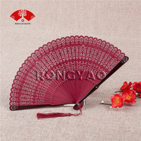 Éventails pliants en bambou noir technique sculptée personnalisée chinoise