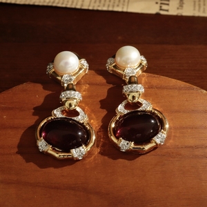 Boucles <span class=keywords><strong>d</strong></span>'oreilles géométriques en perles <span class=keywords><strong>de</strong></span> <span class=keywords><strong>culture</strong></span> incrustées <span class=keywords><strong>de</strong></span> verre <span class=keywords><strong>de</strong></span> style rétro, exquises, élégantes et haut <span class=keywords><strong>de</strong></span> gamme - Product Image 1