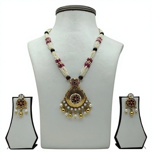 Ensemble de collier élégant en argent perlé avec perles roses et blanches, pendentif traditionnel en or antique et boucles d'oreilles assorties - Product Image 1