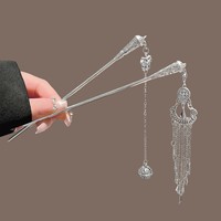 Élégante Pique à Cheveux de Style Chinois avec Pendentif Épée et Pompon, pour Coiffures Chignon, Accessoire de Coiffure et Bijou pour Femme