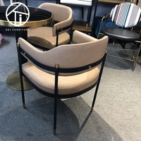 Chaise de salle à manger moderne en cuir OKi AW55 avec assise moelleuse - Design de luxe léger pour la salle à manger à domicile