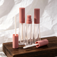 Tube de brillant à lèvres vide 4,5 ml à marque privée, emballage cosmétique transparent trapézoïdal avec applicateur