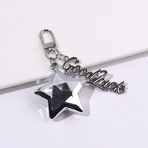 Porte-clés de voiture moderne et minimaliste en alliage de zinc avec grand pentagramme et lettre coréenne, cadeau créatif et porte-bonheur, pendentif exquis pour sac à main femme - Product Image 4