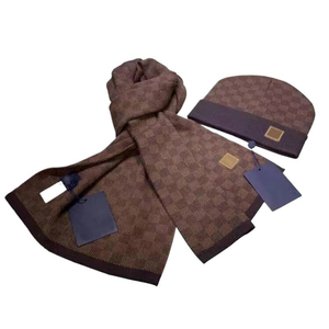 <span class=keywords><strong>Ensemble</strong></span> de luxe hiver : <span class=keywords><strong>Bonnet</strong></span> jacquard de créateur, écharpe longue noire en laine imprimée skateboard et gants pour hommes et femmes - Product Image 3