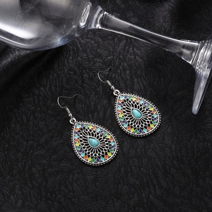 Boucles d'oreilles pendantes rétro bohèmes turquoise goutte d'huile, en alliage sculpté, colorées, très tendance pour fêtes, mariages et cadeaux - Product Image 6