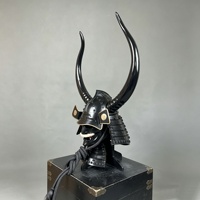 Grand ensemble masque et casque de samouraï à cornes, ornement en fer finition noir brillant, emballage en boîte en bois, coiffe, décoration de bureau, accessoire photo