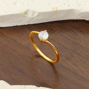 ダイヤモンドリング18K金メッキステンレス鋼新品エレガントクラシックファッションジュエリー防水スタッカブルリング女性用 - Product Image 2