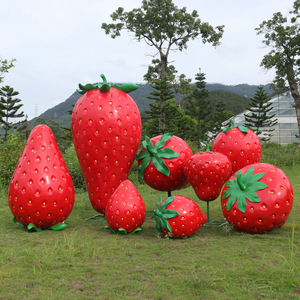 Grande sculpture de fraise décorative pour extérieur, idéale pour la ferme, le jardin, l'aménagement paysager, le parc et les espaces verts - Product Image 3
