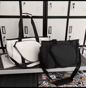 Sacs fourre-tout pour femmes avec logo personnalisé en gros, sacs à bandoulière, sacs de tennis personnalisés, sacs de sport matelassés, sacs à main pour balles de sport, sacs de pickleball matelassés - Product Image 2