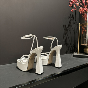 รองเท้าส้นสูงแบบหนาสไตล์ยุโรปและอเมริกา รุ่นกันน้ำ พื้นหนา สำหรับเดินแบบกลางคืน ปี 2024 - Product Image 2