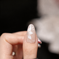 Faux ongles à presser forme cercueil moyenne, romantiques, minimalistes, élégants, blanc nacré, motif fleur cœur et strass