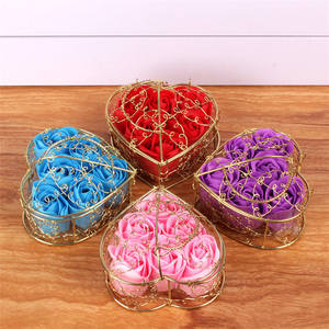 Confezione Regalo di Fiori di Sapone Eterni all'Ingrosso per la Festa della Mamma, San Valentino, Set con Rose a Cuore in Cesto di Ferro - Product Image 3