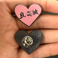 En gros, épingles de revers en métal émaillées en forme de cœur noir et rose, broches et badges pour groupes de filles coréennes, cadeaux de mode pour les fans de Kpop