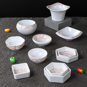 Juego de tazones creativos de melamina blanca para uso en hoteles, restaurantes y fiestas con diseño de patrón rojo. - Product Image 3