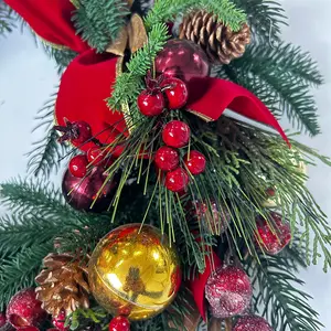 Venta de fábrica Cono de pino de alta calidad decoración de corona de bayas rojas plantas artificiales interior puerta Deco Navidad y Natura