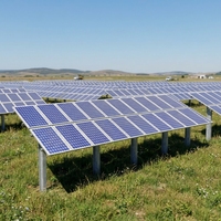Système de montage solaire au sol réglable pour poteau unique avec plaques de base et supports de fixation
