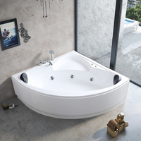Baignoire d'angle triangulaire avec support ergonomique pour le dos et massage par remous, design moderne pour usage hôtelier