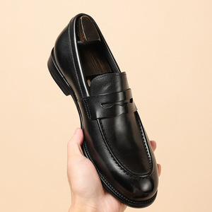 Les dernières tendances en matière de chaussures en cuir véritable pour hommes se vendent bien pour les événements formels, les fêtes et les occasions décontractées de haute qualité. - Product Image 2