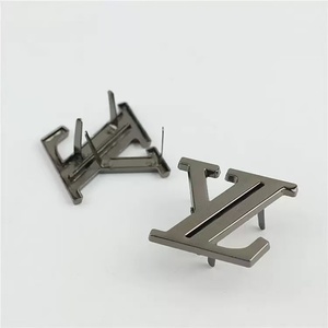 Étiquettes de logo en métal de haute qualité pour sacs à main, accessoires durables et élégants - Product Image 2