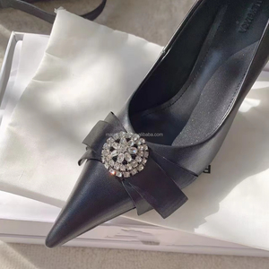 Escarpins de luxe pour femme Avenue Palazzo à talons de 90 mm, avec nœud en strass et bout pointu, nouvelle collection - Product Image 1