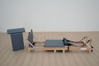 Machine à réformer Pilates flexibilité et amélioration de la force peu encombrante Bois de chêne plié pour l'entraînement de relaxation corporelle