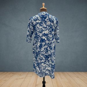 Vestido camisero de mujer con estampado de flores azules y blancas - Product Image 4