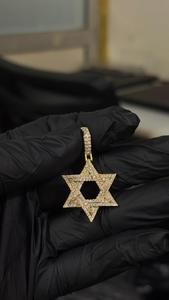 Colgante Estrella de David Chapado en Oro de 14k con Incrustaciones de Diamantes, Collar con Amuleto de Estrella Judía de Moissanita, Colgante Religioso de Estrella de Oro Estilo Hip Hop - Product Image 4