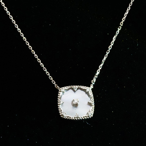 Colgante Cuadrado Artesanal de Oro Sólido 9K/14K/18K con Halo de Madreperla y Diamante de Laboratorio para Joyería Minimalista - Product Image 4