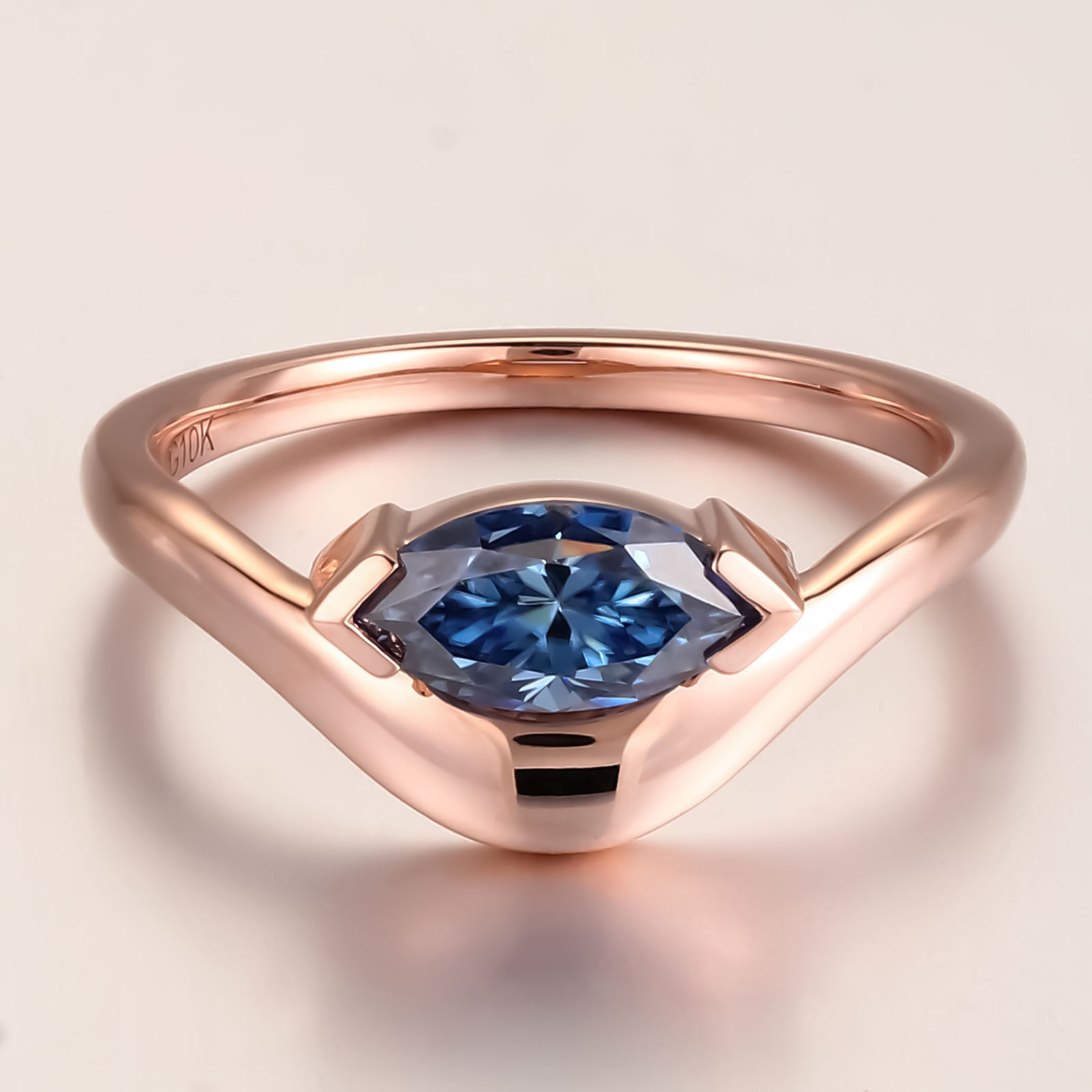 Anillo de moissanita en oro de 18 quilates