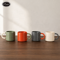 Tasse à café en céramique artisanale SWT vert olive brillant côtelé avec anse blanche – Vente en gros