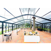 Tente de réception transparente à structure noire pour restaurant, grand chapiteau de mariage, tente arquée avec parois en verre, tente de mariage transparente pour événements extérieurs et banquets