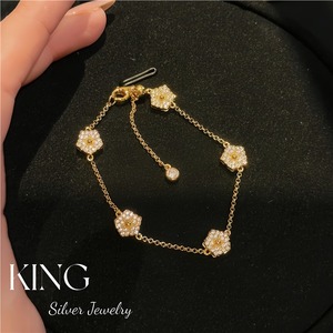กำไลข้อมือรูปดอกไม้ King Silver Jewelry เงินแท้ 925 ชุบทอง ประดับคริสตัลและเพชรเทียม สำหรับผู้หญิง สวมใส่ได้ทุกวัน - Product Image 2