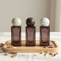 Flacon de parfum en verre à col serti de 15 mm avec bouchon rectangulaire en résine couleur personnalisée, surface givrée, vide, disponible en tailles 30 ml, 50 ml, 100 ml