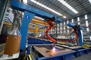 Ligne de robots de soudage automatique pour structures en acier en poutre H avec caméra de vision, rail au sol, sans système d'apprentissage, 380V, capacité 1000 - Product Image 2