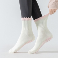 Chaussettes en coton jacquard à coupe ras du cou avec logo personnalisé OEM, chaussettes mi-mollet unisexes brodées avec logo personnalisé, chaussettes antidérapantes pour Pilates avec logo personnalisé