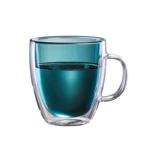 Manufacturer Low Price 450ミリリットルHigh Borosilicate Amber Blue Color Double Wall Glass Coffee Drink Cup With Handle