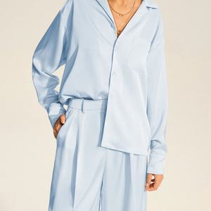 Nuevas llegadas al por mayor: Conjunto de dos piezas de otoño con camisa de satén de bolsillos grandes y pantalones plisados de talle alto para mujer (OOTD) - Product Image 3