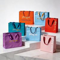 Sac en papier kraft personnalisé avec logo doré et poignées pour vêtements, emballage cadeau de détail, vente en gros, haute qualité