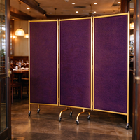 Paravent pliable à 3 panneaux avec cadre en métal doré et tissu violet, doté de roulettes mobiles pour hôtel et restaurant