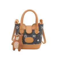 Sac seau mini en cuir PU avec logo personnalisé, breloque ours monogramme vintage et bandoulière amovible pour femmes, idéal pour les tenues quotidiennes et les soirées