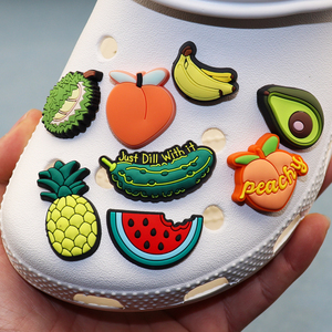 Vente en gros de chaussures en caoutchouc PVC de haute qualité personnalisées décorations accessoires alimentaires fruits fraise breloques pour chaussures - Product Image 2