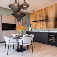 Ensemble de salle à manger moderne de luxe, buffet en bois massif avec armoire à vin, table à manger ronde élégante, ensemble de chaises rembourrées