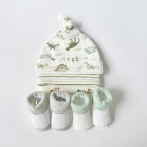 Venta al por mayor de bonitos gorros y calcetines neutros para recién nacidos, conjunto de gorro y calcetines para bebés recién nacidos, calcetines lisos para bebés - Product Image 3
