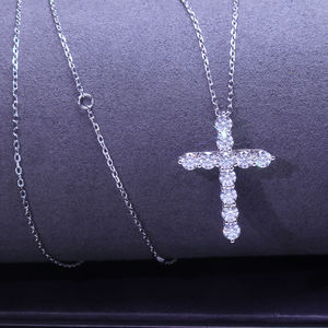 Collier de bijouterie en or blanc plaqué 14 carats avec pendentif croix en moissanite de 2,5 mm - Product Image 5