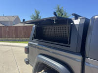 XINYI Aluminium-Hartschalen-LKW-Überdachung für Jeep Gladiator, Mattschwarze Camper-Shell mit MOLLE-Seitenpanel und Dachgepäckträger