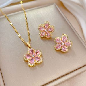 Exquisito Conjunto de Joyería de Boda con Flores Huecas y Circonitas: Collar, Pendientes y Anillo de Zirconia Rosa Brillante - Product Image 4