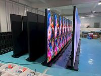 Écran d'affichage LED pliable d'intérieur P2.5 avec base à roulettes. Facile à transporter et à installer, largement utilisé dans les marchés et les expositions.