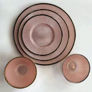 Platos de Cristal con Borde Dorado y Diseño Rayado para Alquiler en Eventos y Fiestas, Venta al Por Mayor - Product Image 3