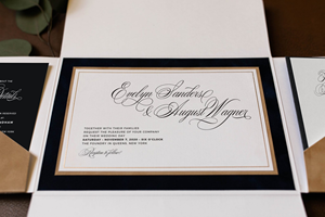 Inviti di Nozze di Lusso Eleganti con Stampa Tipografica su Velluto Busta a Tre Ante in Camoscio - Product Image 3